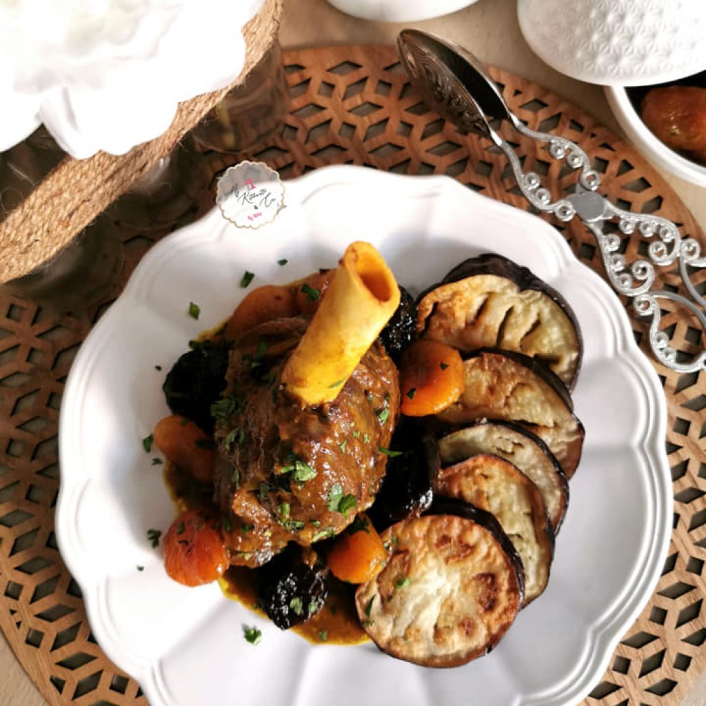 Souris d’agneau caramélisée, accompagnée de pommes de terre en mille-feuilles et tomates cerises rôties